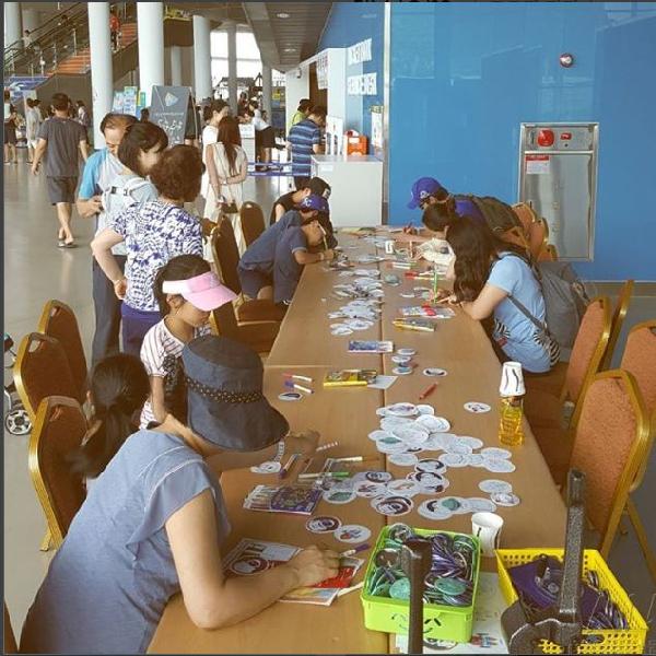 to make my own pin button!